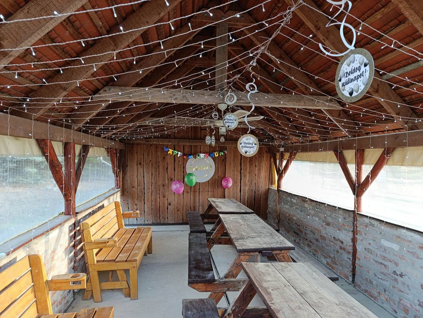 Születésnapra díszített pavilon belülről