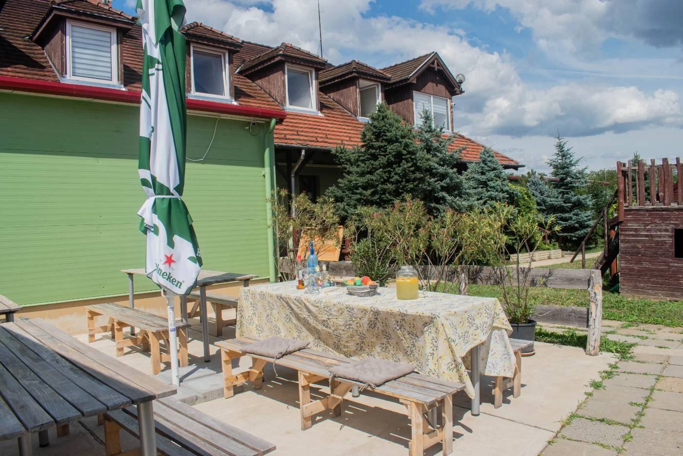 Megterített kerti asztal limonádéval
